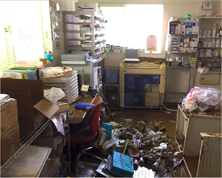 台風18号（2017年）の際には薬局内が浸水し、薬袋までもが使用できない状況もみられた。伊藤裕子 先生 ご提供